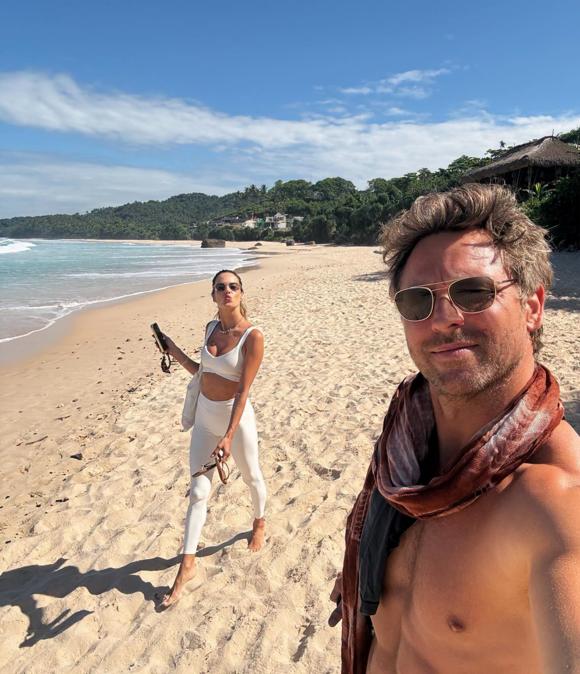 Alessandra Ambrosio exibe viagem romântica na Indonésia e revela tatuagem com namorado