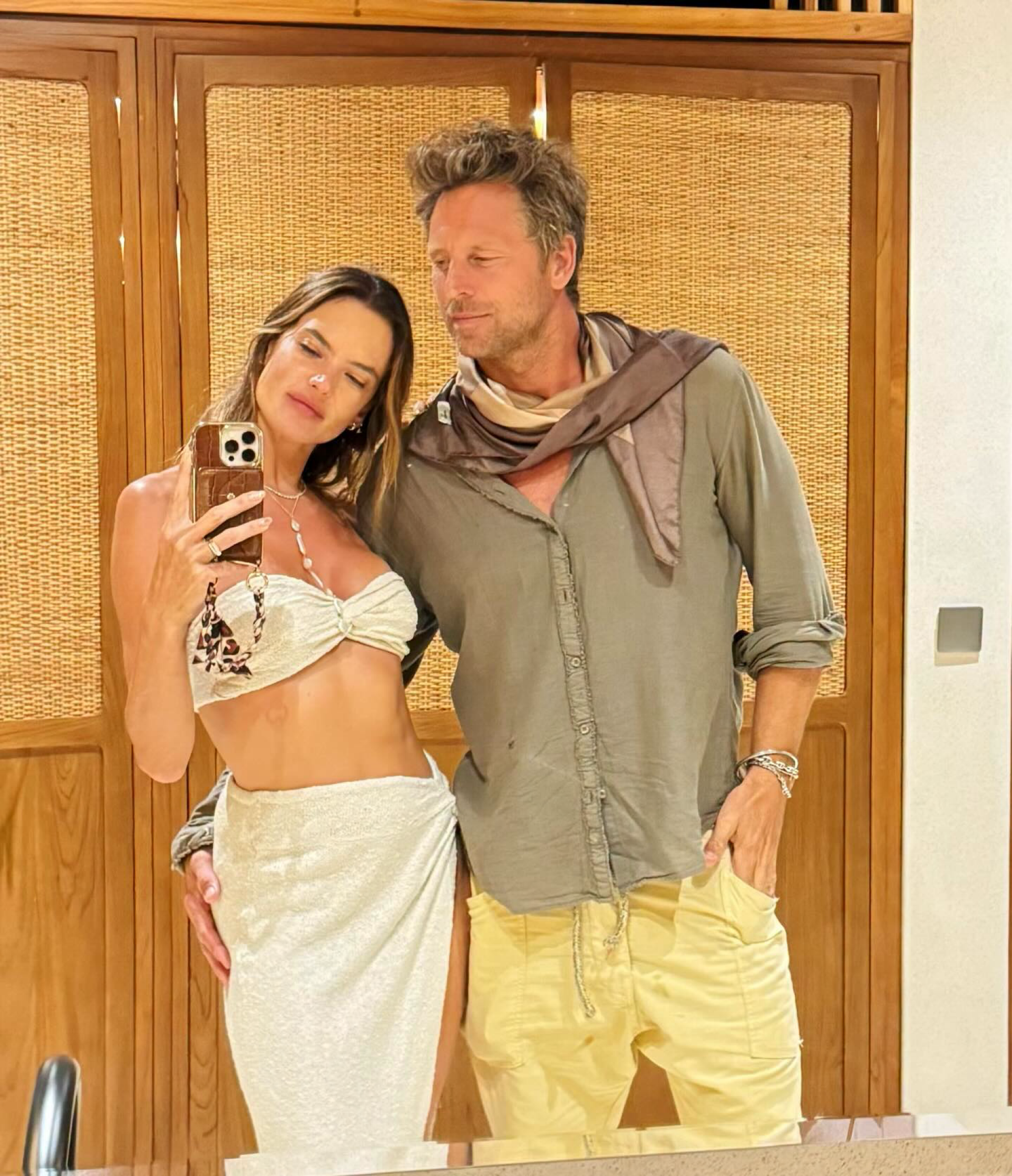 Alessandra Ambrosio exibe viagem romântica na Indonésia e revela tatuagem com namorado