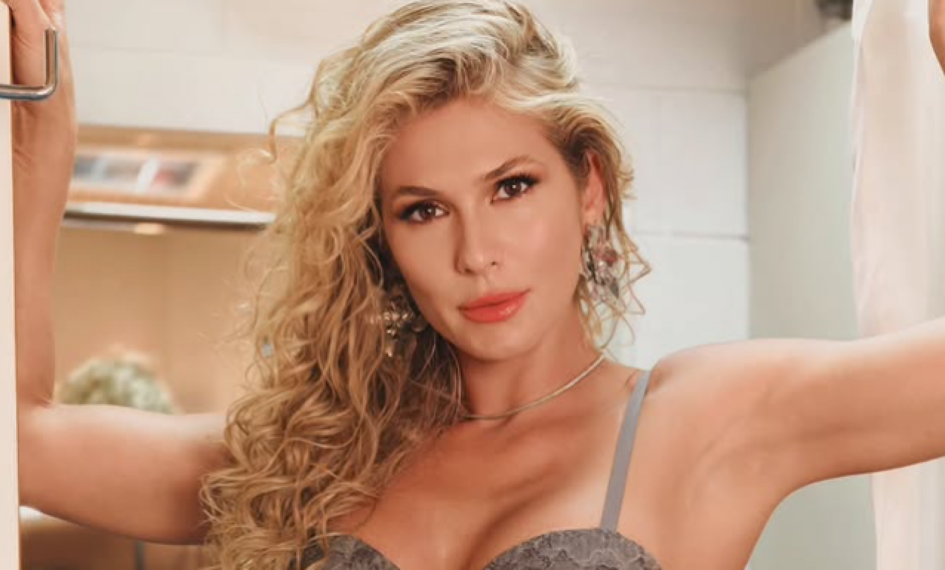 Lívia Andrade e lutador tem relacionamento confirmado por Huck - Reprodução/Instagram