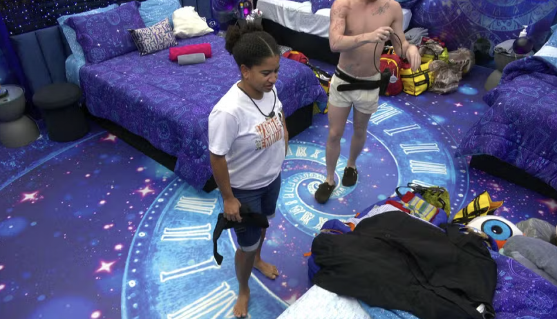 Juliano mostra seu look da final para Milena - Reprodu&ccedil;&atilde;o/Globoplay