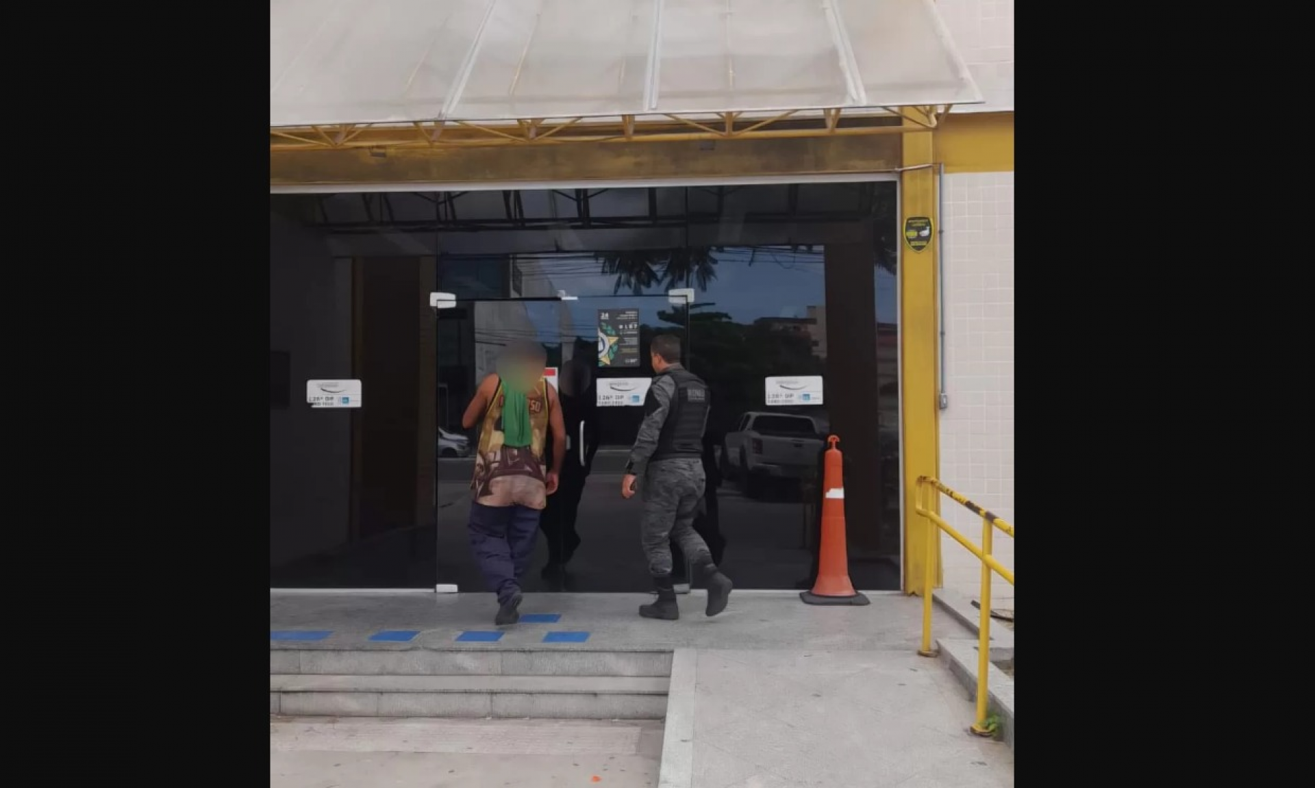 Homem é preso após agredir a própria mãe na Praia Grande, em Arraial do Cabo