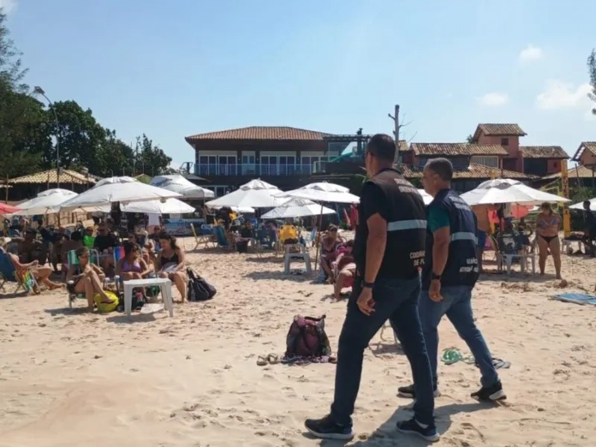 Búzios realiza fiscalização para organizar ambulantes na Praia de Geribá