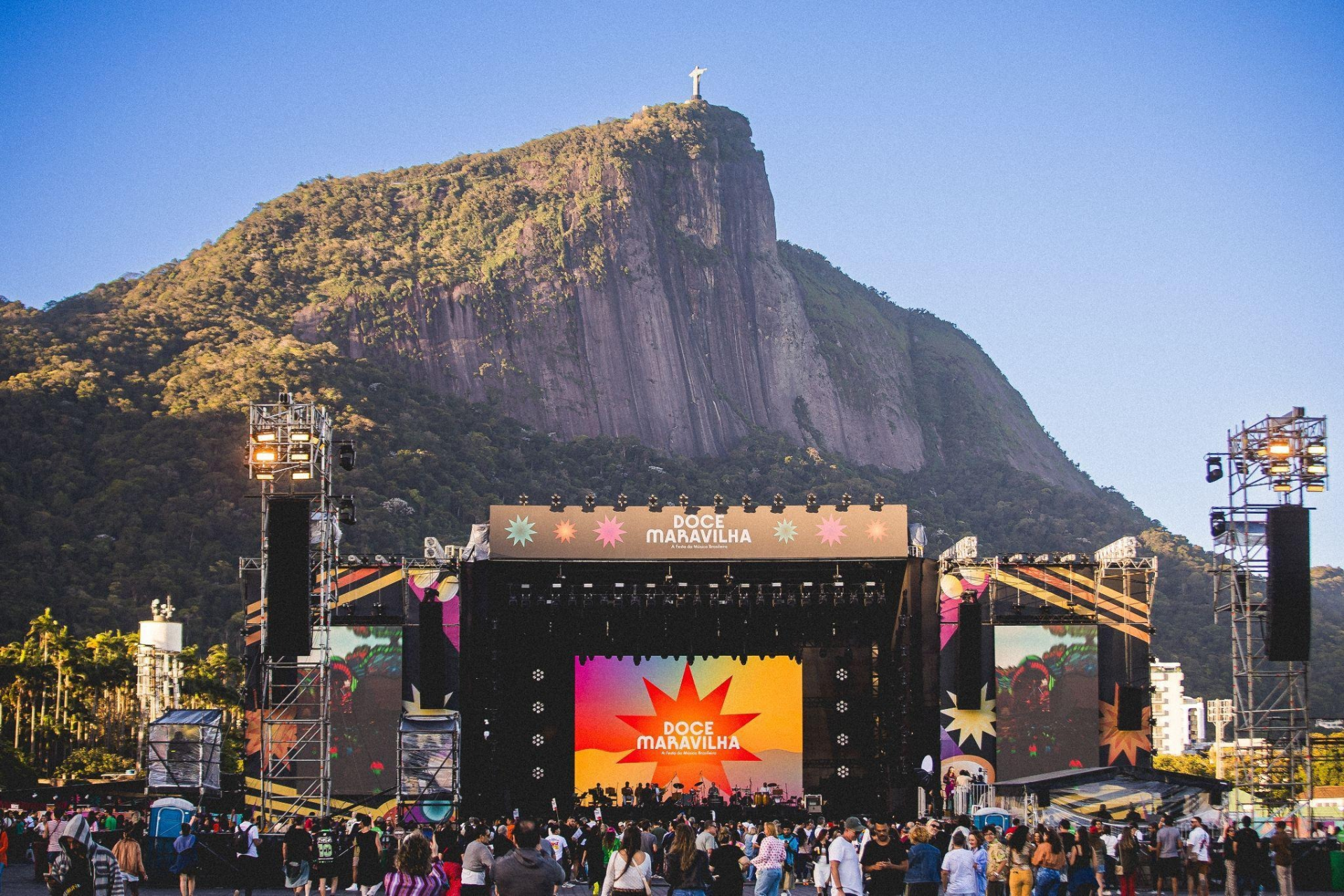 Estrutura do palco com vista para o Cristo Redentor - Festival Doce Maravilha