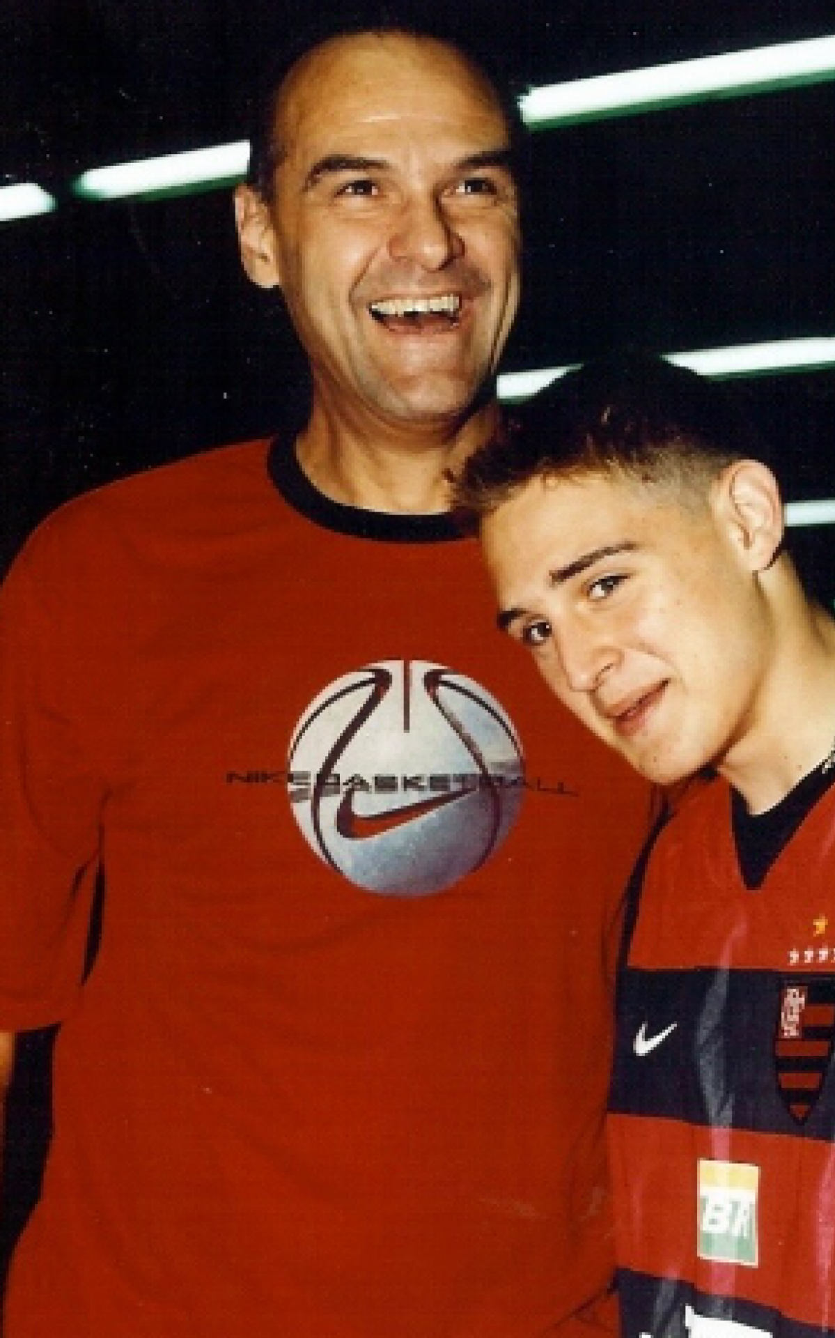 Oscar Schmidt ao lado do filho, ainda jovem, Tadeu Schmidt - Reprodução / Instagram