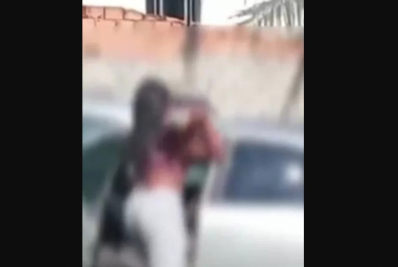 Mulher danifica veículo após suspeita de traição no Jardim Peró, em Cabo Frio