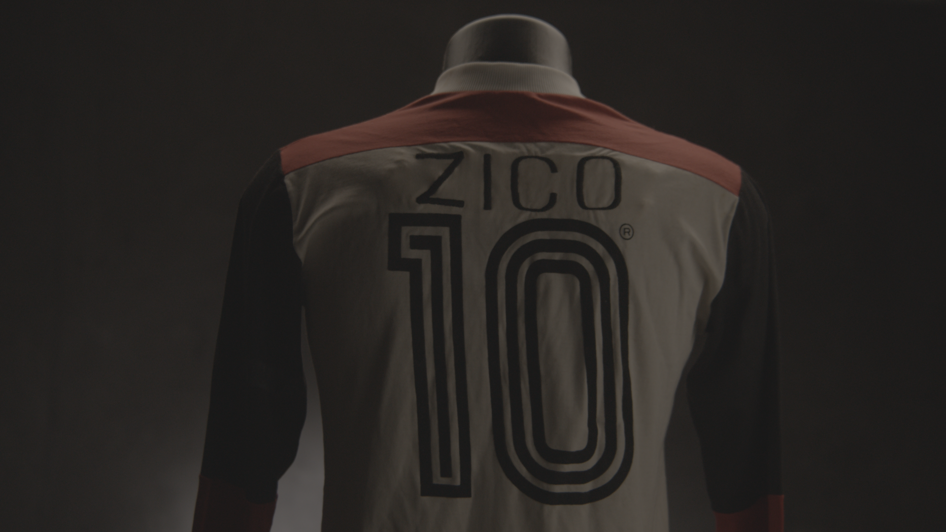 Camisa do Flamengo no Mundial de Clubes de 1981 é a única com o nome de Zico utilizada em jogo - Divulgação