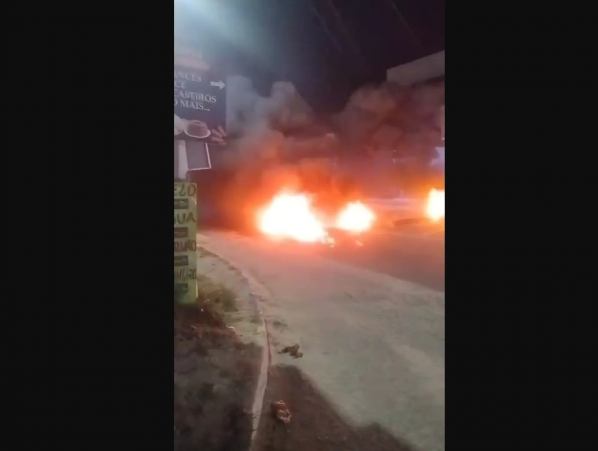 Moradores interditam RJ-102 após falta de energia em Búzios