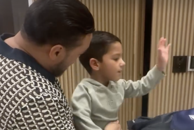 Belo é surpreendido por enteado com presente