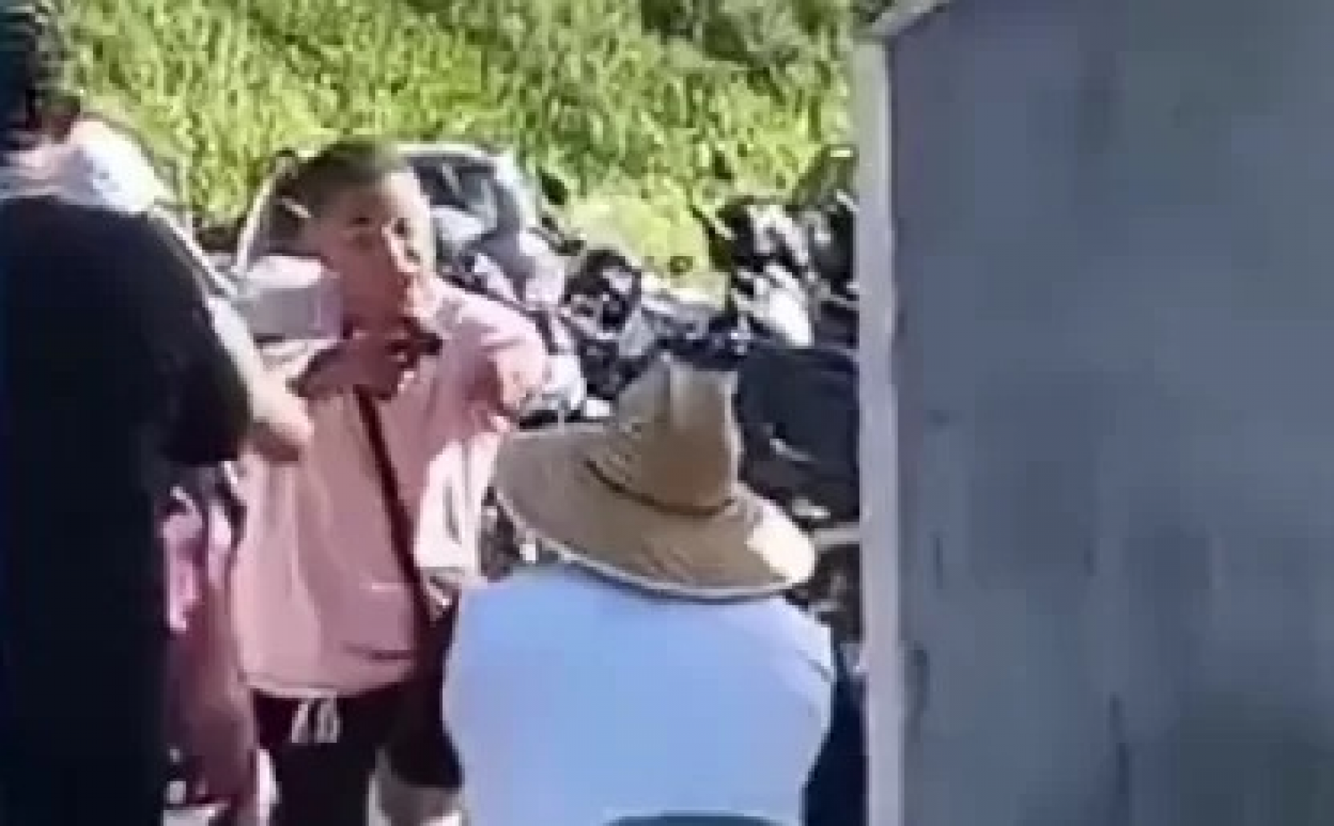 Homem saca arma de fogo contra trabalhador em quiosque de Cabo Frio