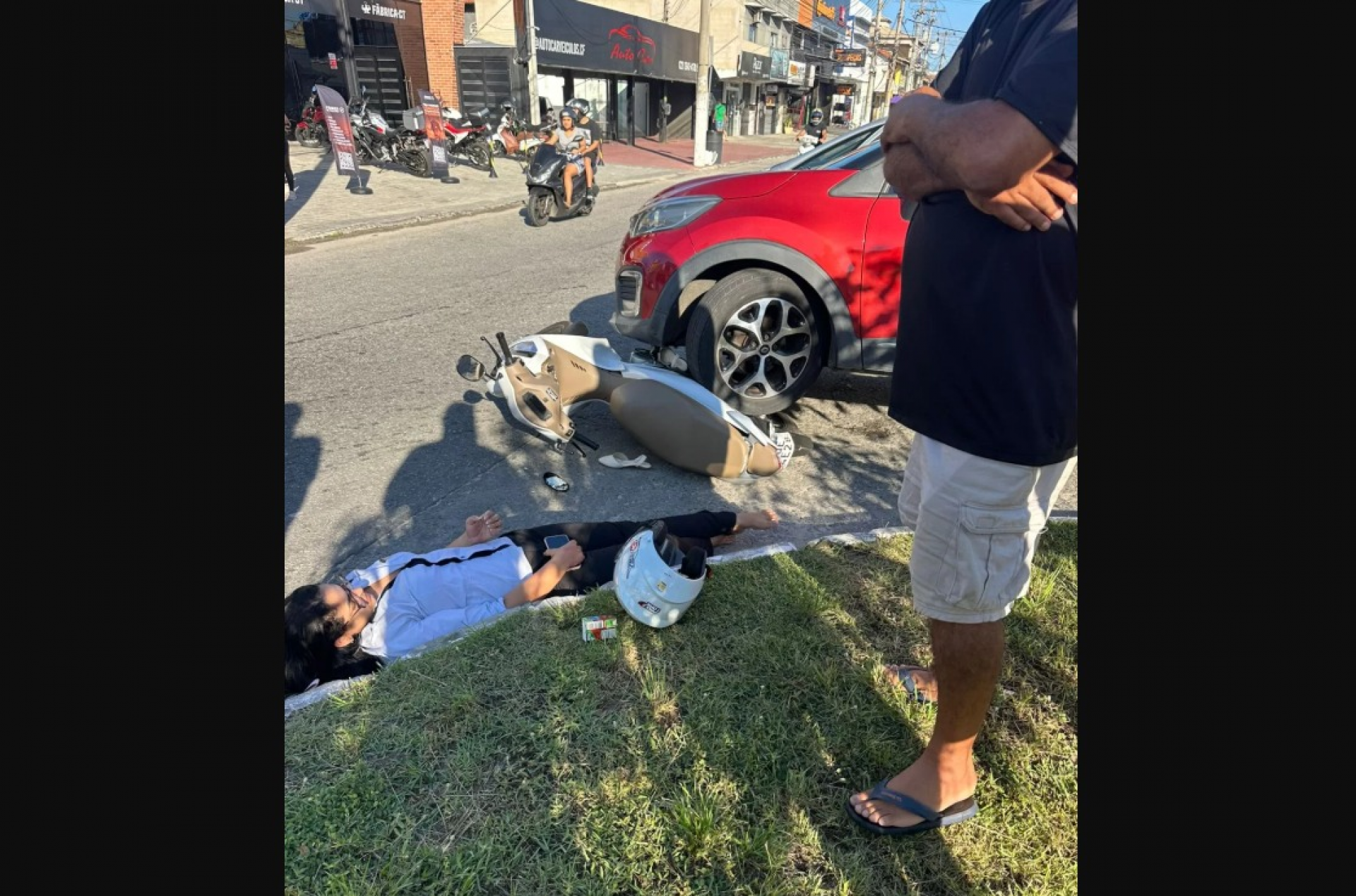 Batida mobilizou motoristas e pedestres na avenida. - Reprodução/