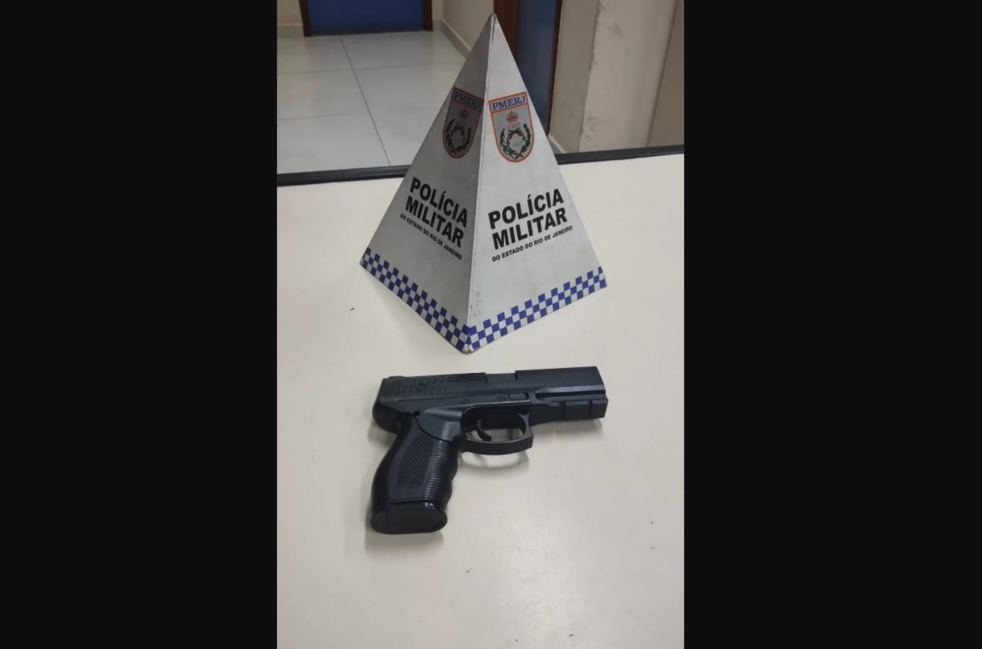 Homem é abordado com simulacro de arma em bar de Cabo Frio