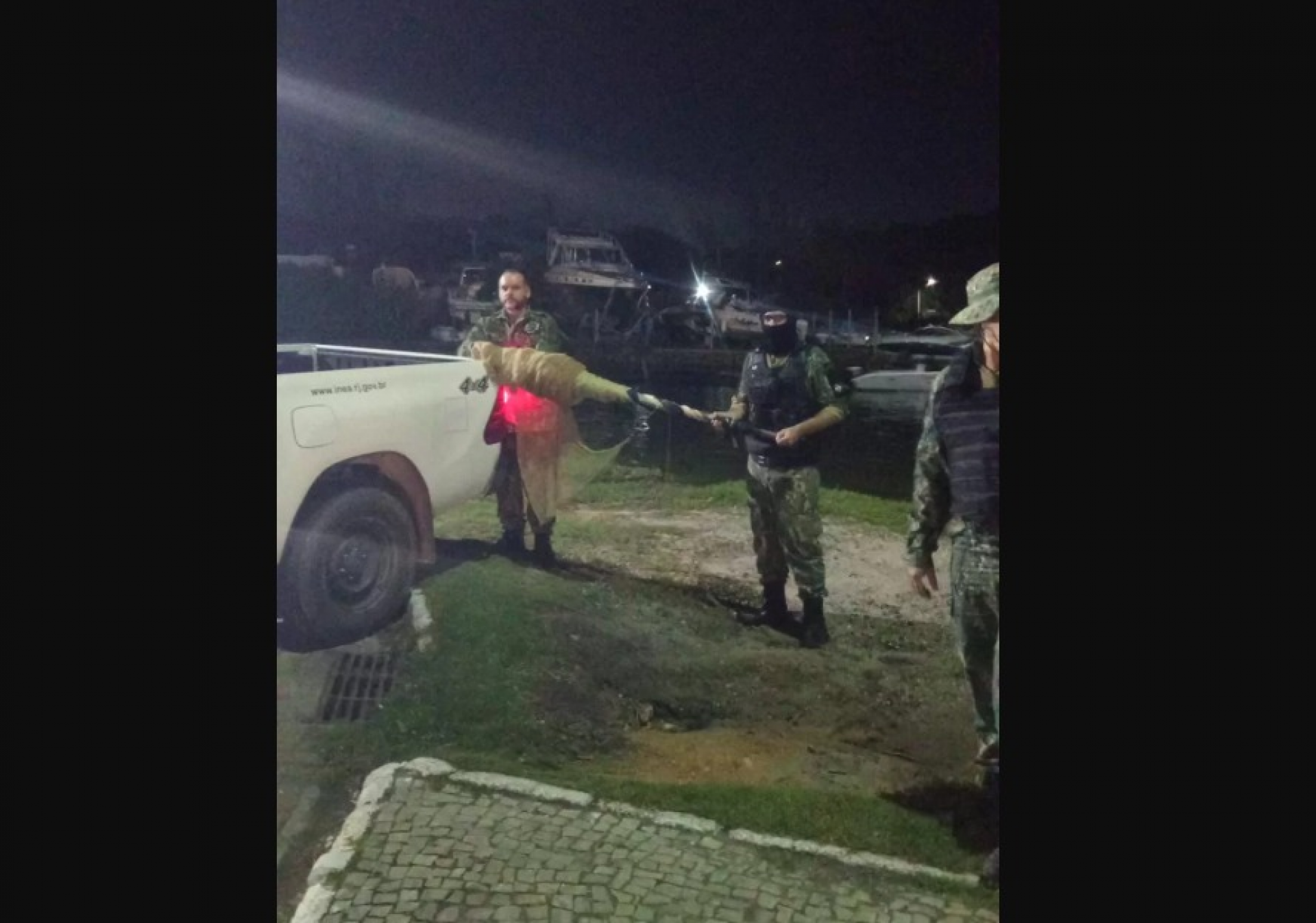 Um telefone celular foi encontrado abandonado em uma das embarcações. - Reprodução/