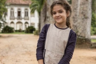 Mel Maia relembra infância com fotos em 'Além do Tempo'