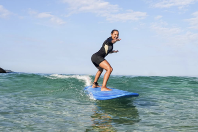 Ex-BBB Gleici Damasceno faz aula de surfe no Rio de Janeiro: 'Minha primeira de muitas'