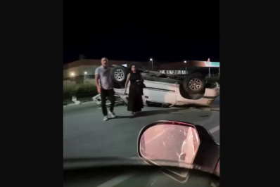 Carro capota após colidir com outro e interdita RJ-140 em São Pedro da Aldeia