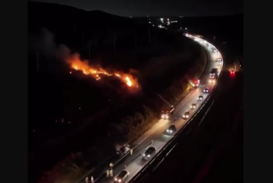 Carro pega fogo na RJ-124 e chamas atingem vegetação em São Pedro da Aldeia