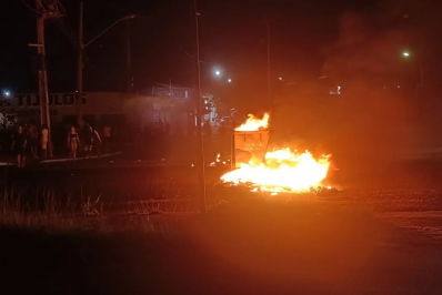 Manifestação interdita Estrada Velha e mobiliza Polícia Militar em Cabo Frio