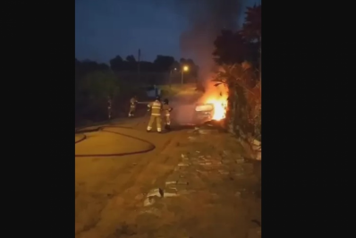 Carro pega fogo durante a madrugada em Araruama
