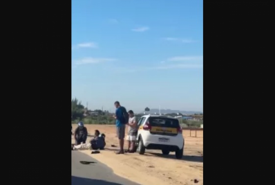 Acidente entre moto e carro de autoescola deixa ferido na RJ-140, em São Pedro