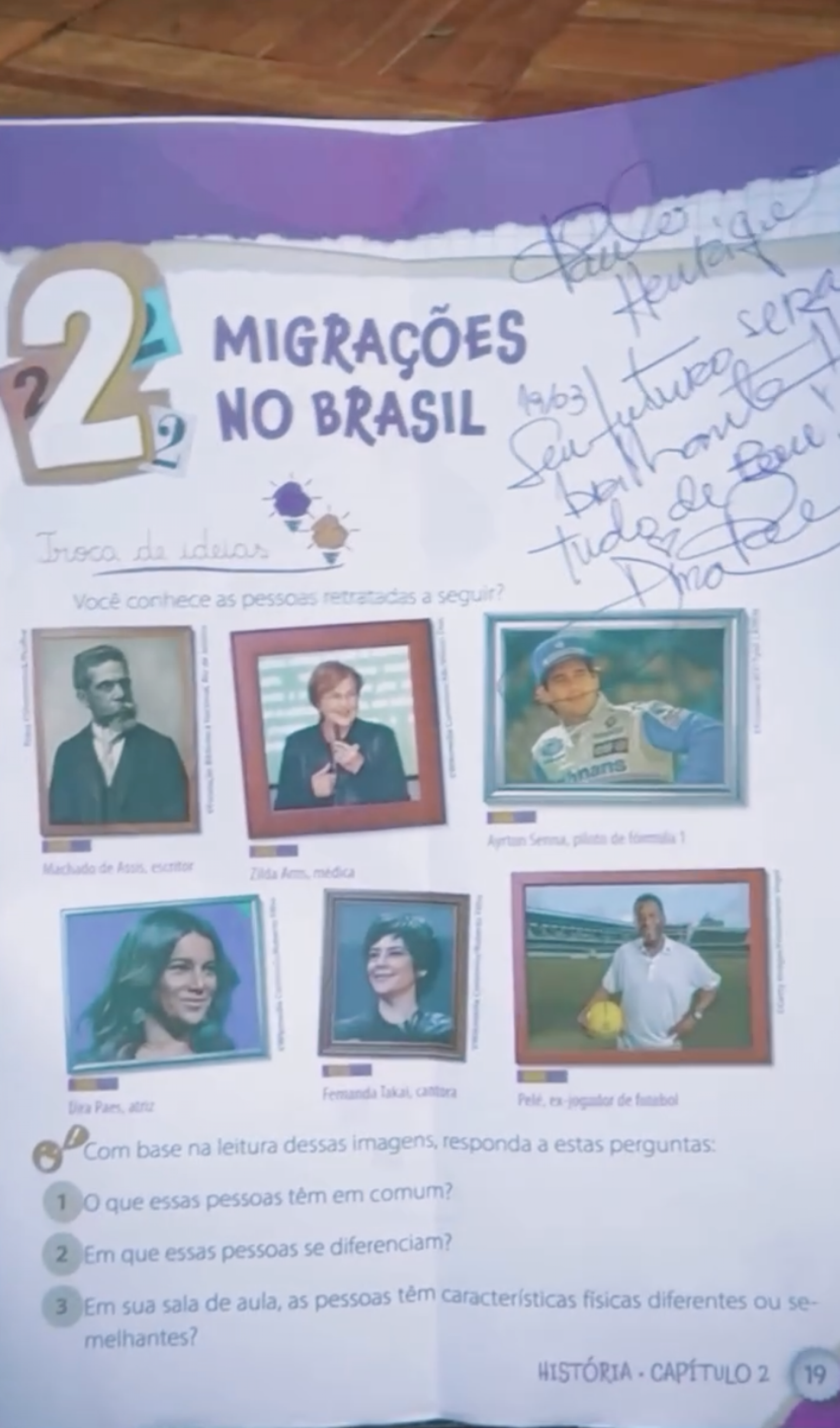 Livro escolar com foto de Dira Paes - Reprodu&ccedil;&atilde;o/Instagram