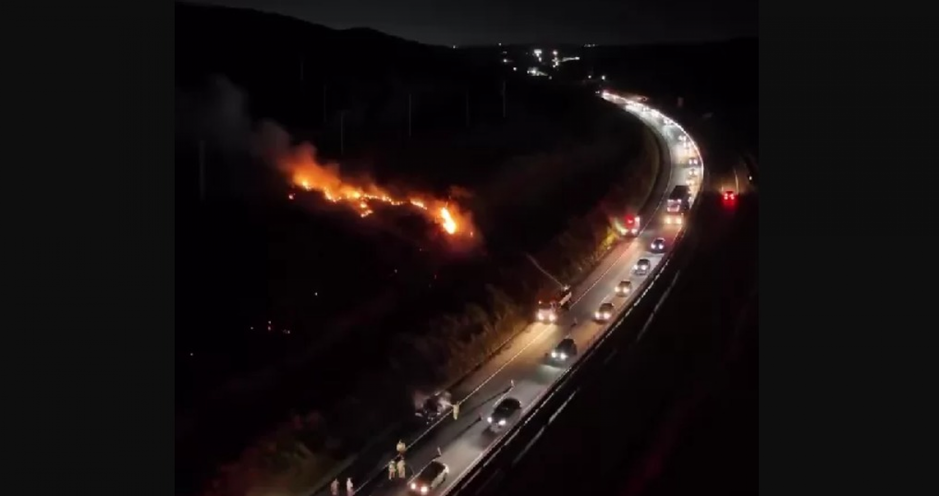 Carro pega fogo na RJ-124 e chamas atingem vegetação em São Pedro da Aldeia