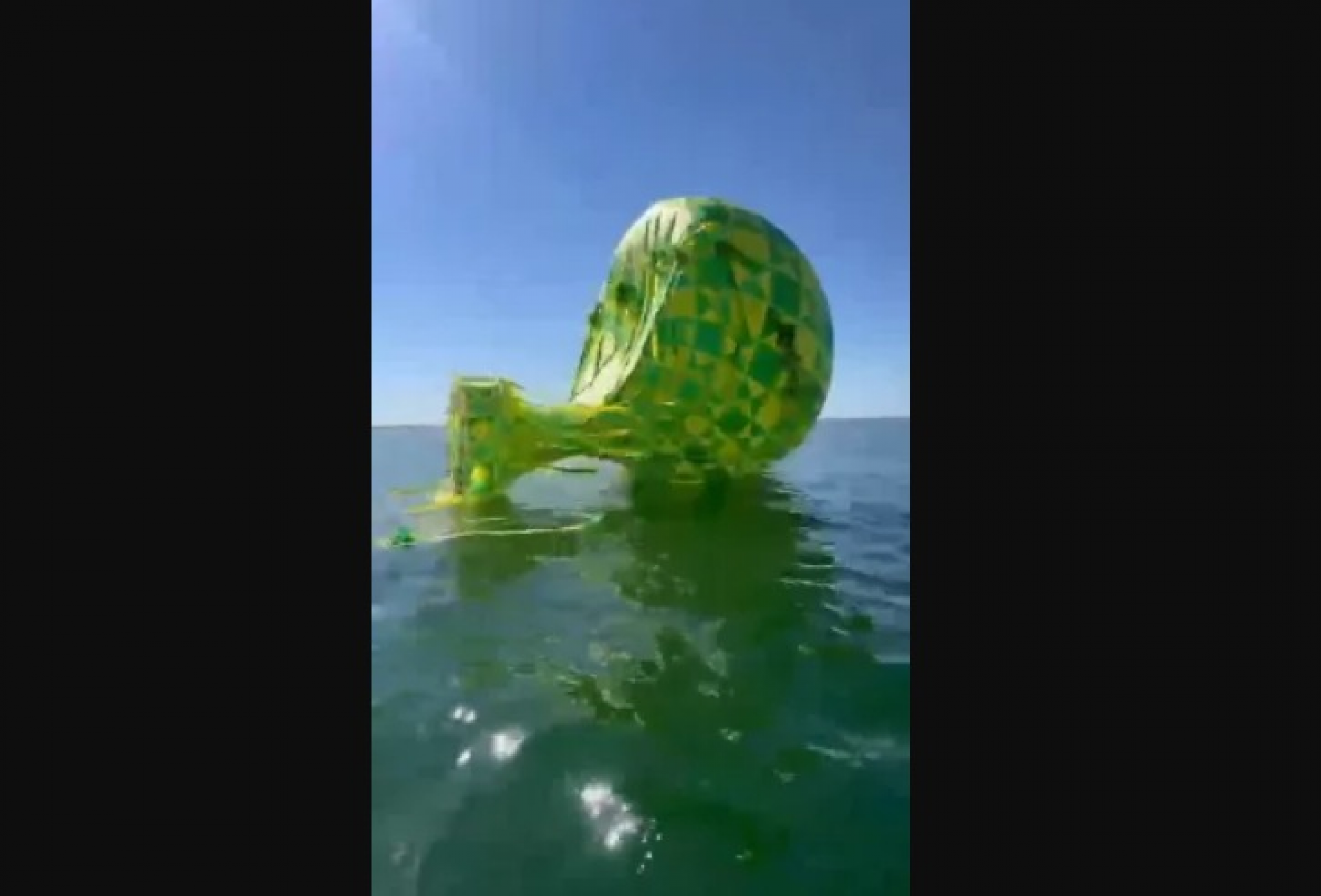 Balão é retirado após cair na Lagoa de Araruama, em Iguaba Grande