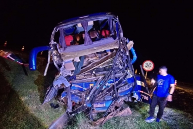 Acidente com ônibus deixa dois mortos e 33 feridos em MG