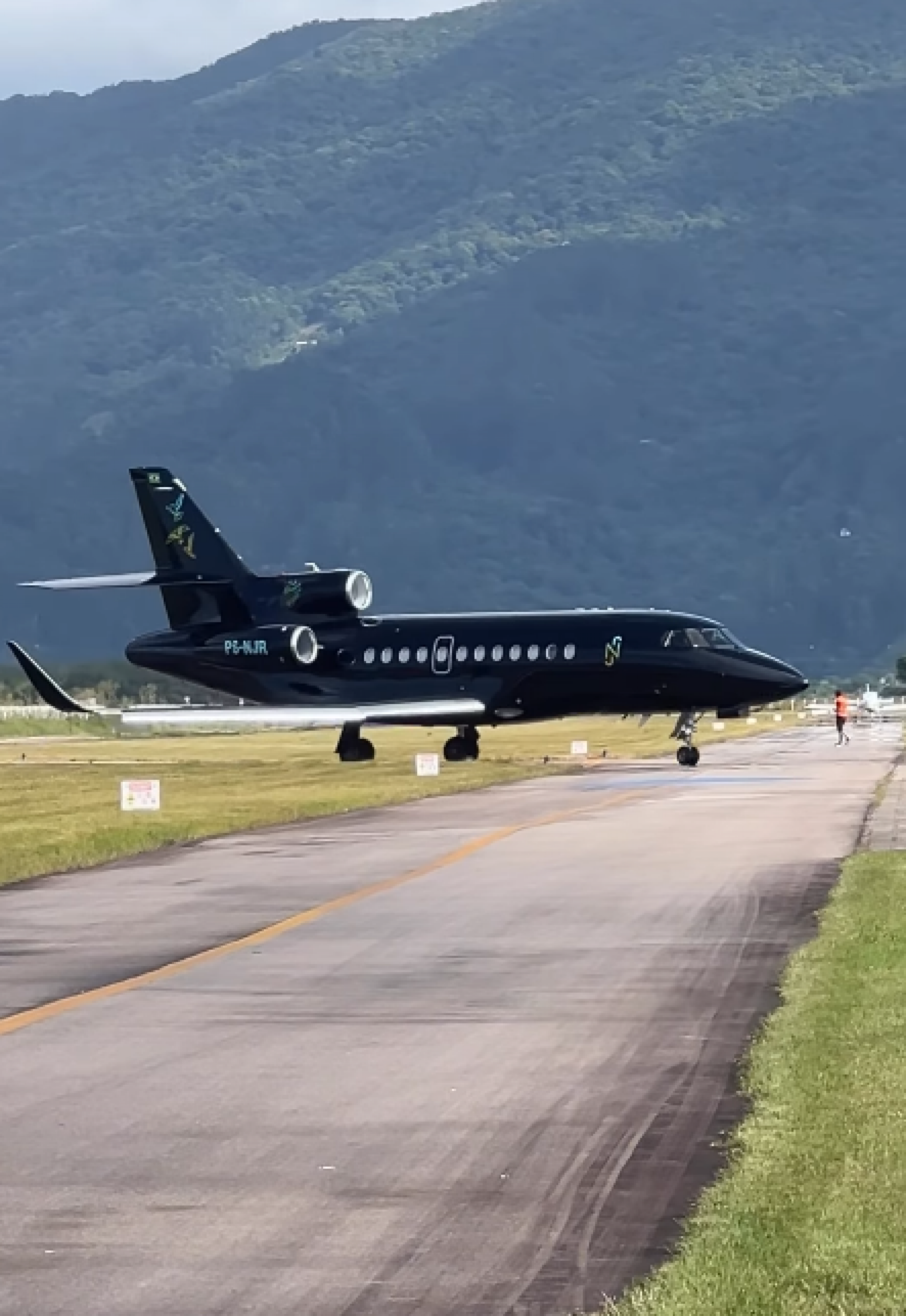 Avião de Neymar é personalizado e pode realizar viagens entre continentes - Reprodução de Instagram