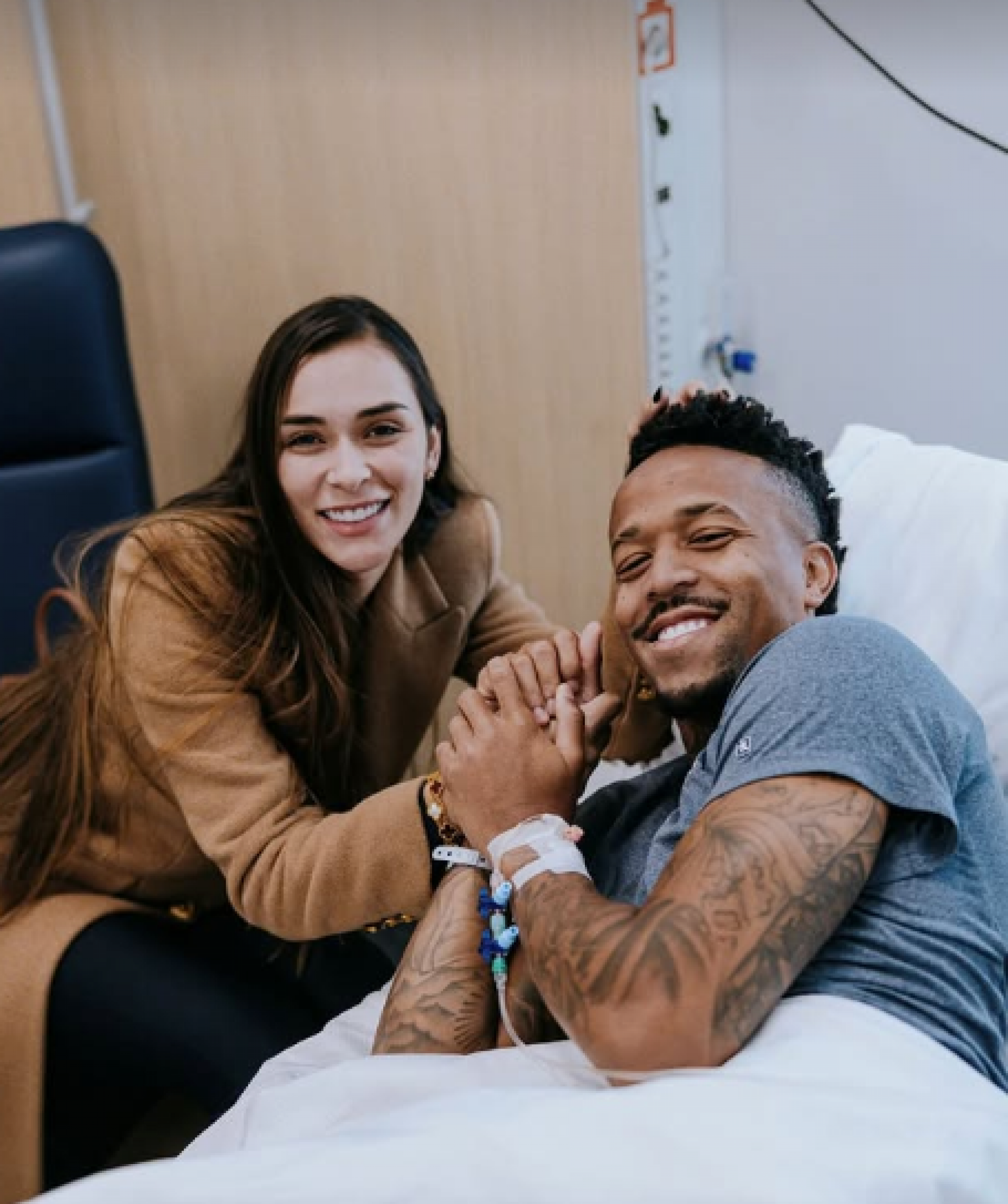 Eder Militão posta foto no hospital com Tainá Castro Militão, após passar por cirurgia