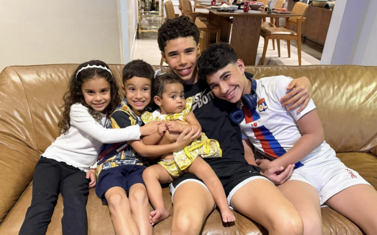 Netos de Zezé Di Camargo com Clara, filha do cantor