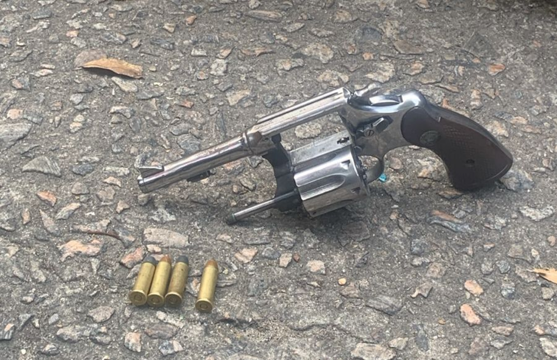 Dupla com mais de 20 passagens pela polícia é presa com arma na Zona Sul do Rio