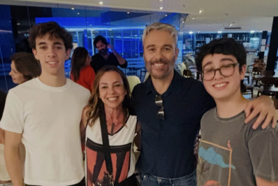 Carla Marins prestigia Angelo Paes Leme em peça no Rio