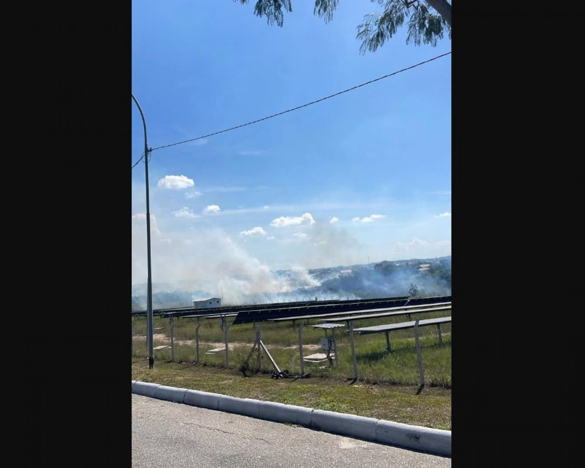Incêndio atinge terreno ao lado do núcleo da UFF em Iguaba Grande
