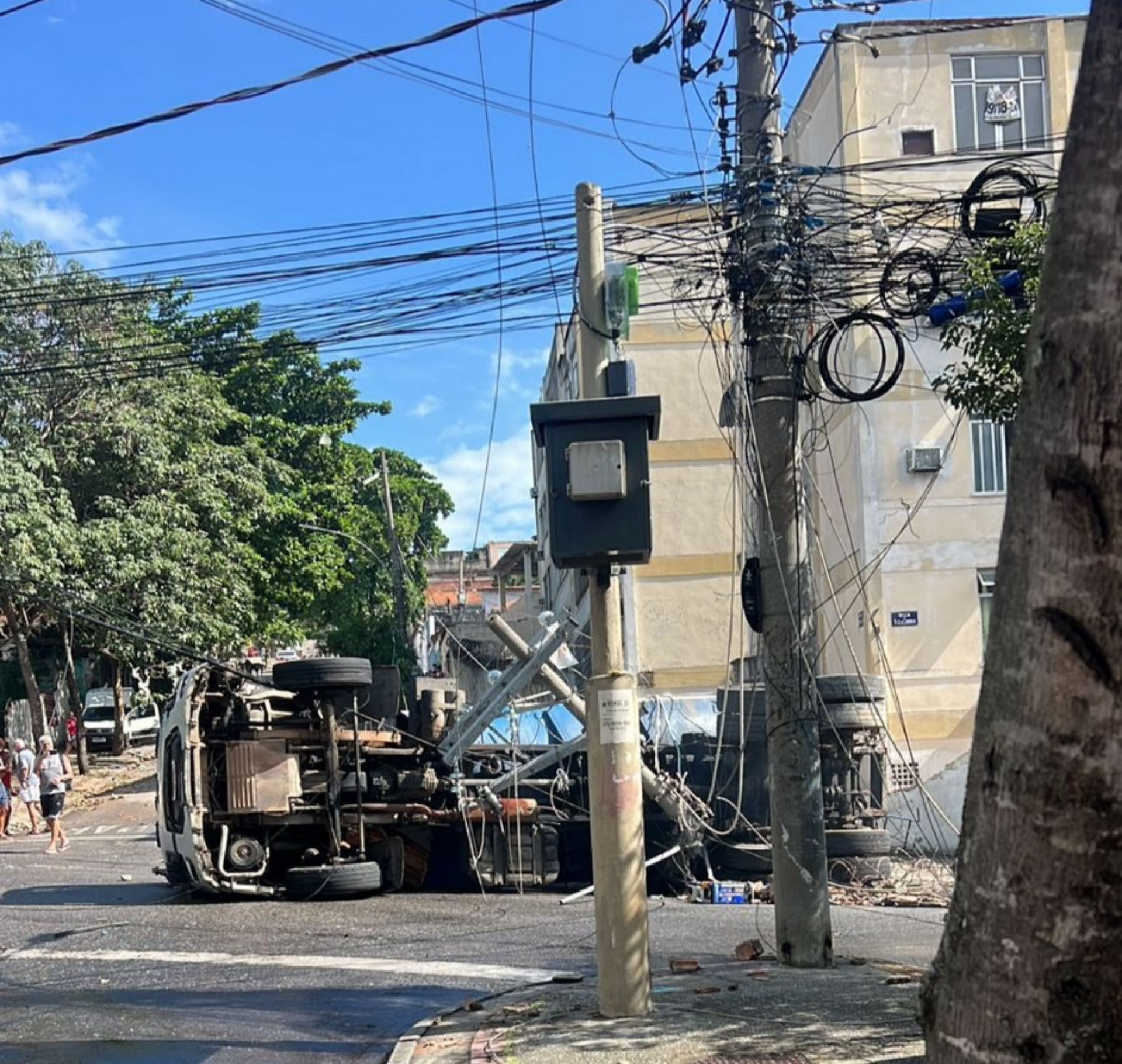Caminhão derruba poste e provoca falta de luz no Cachambi