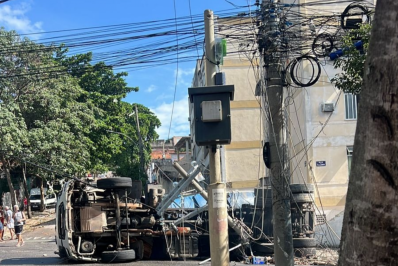 Caminhão derruba poste e provoca falta de luz no Cachambi