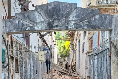 Casarão desaba em Botafogo, na Zona Sul