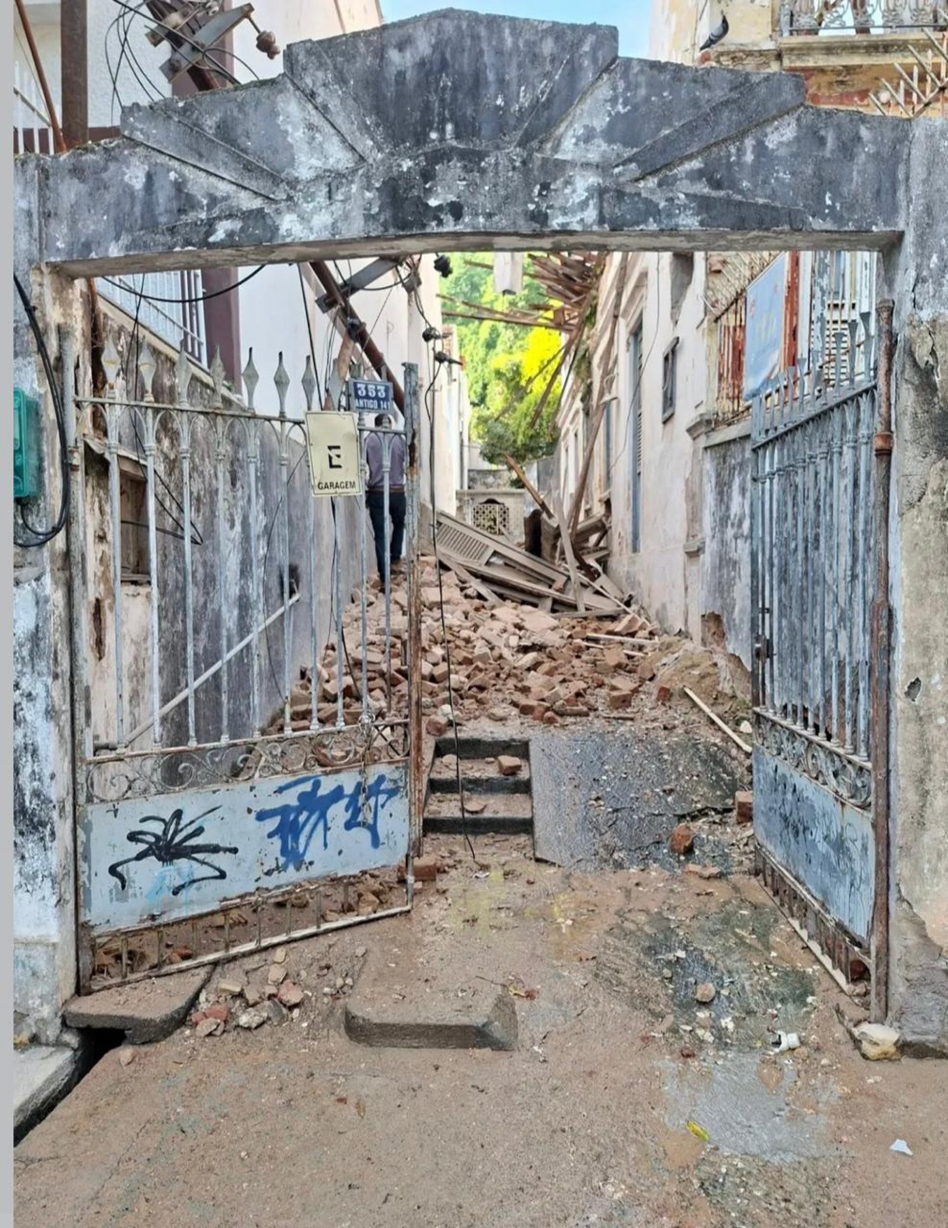 Sobrado de casarão desaba em Botafogo, na Zona Sul