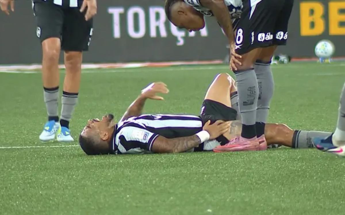 Allan sente dores na coxa mais uma vez e vira preocupação no Botafogo