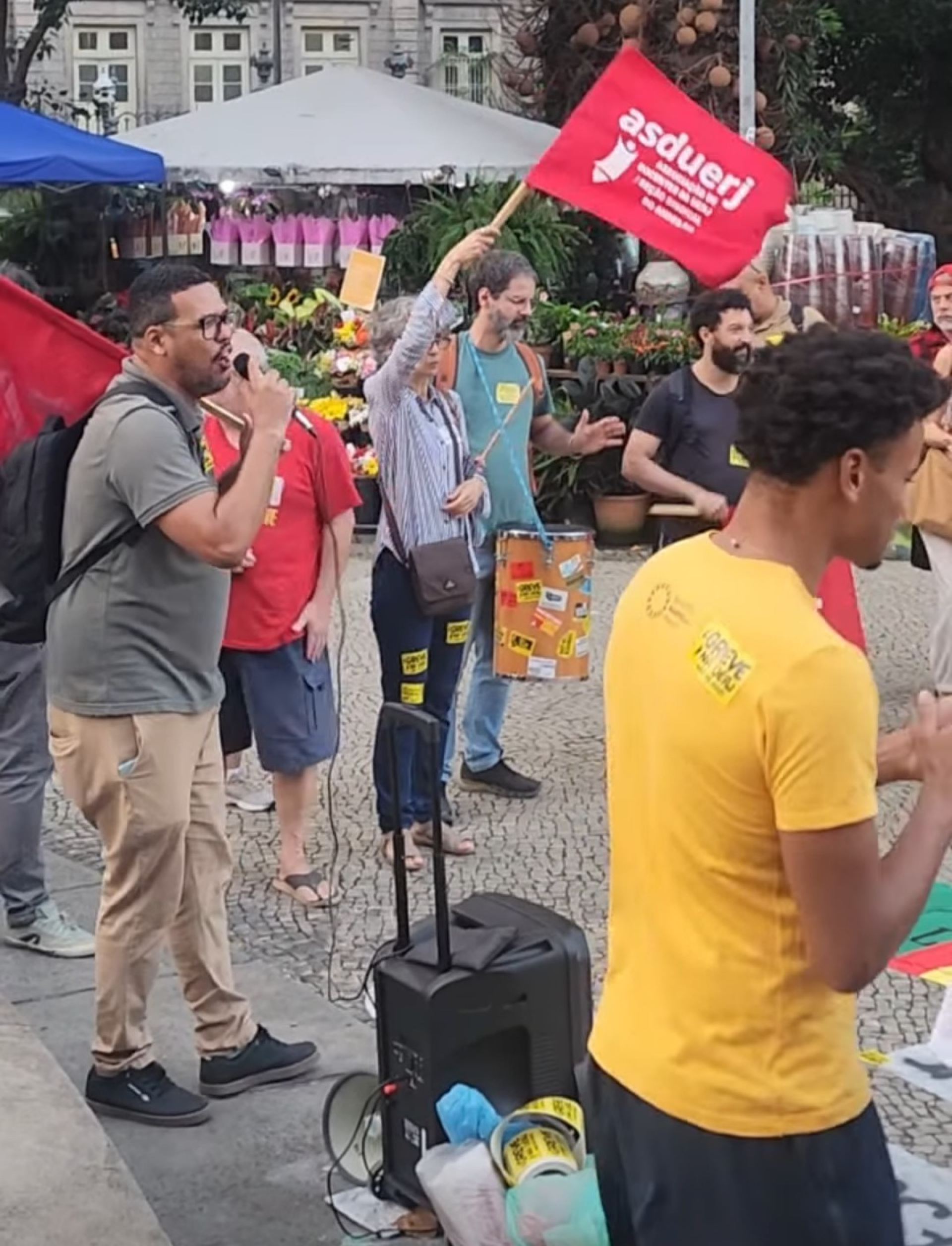 Docentes da Uerj realizam ato no Largo do Machado depois de adiamento de reunião com o governador