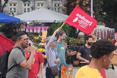 Docentes da Uerj realizam ato no Largo do Machado depois de adiamento de reunião com o governador