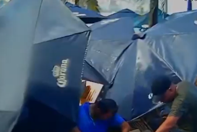 Vídeo: ressaca invade quiosque no Leblon e assusta frequentadores
