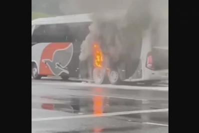 Ônibus pega fogo na Via Lagos e mobiliza equipes de emergência