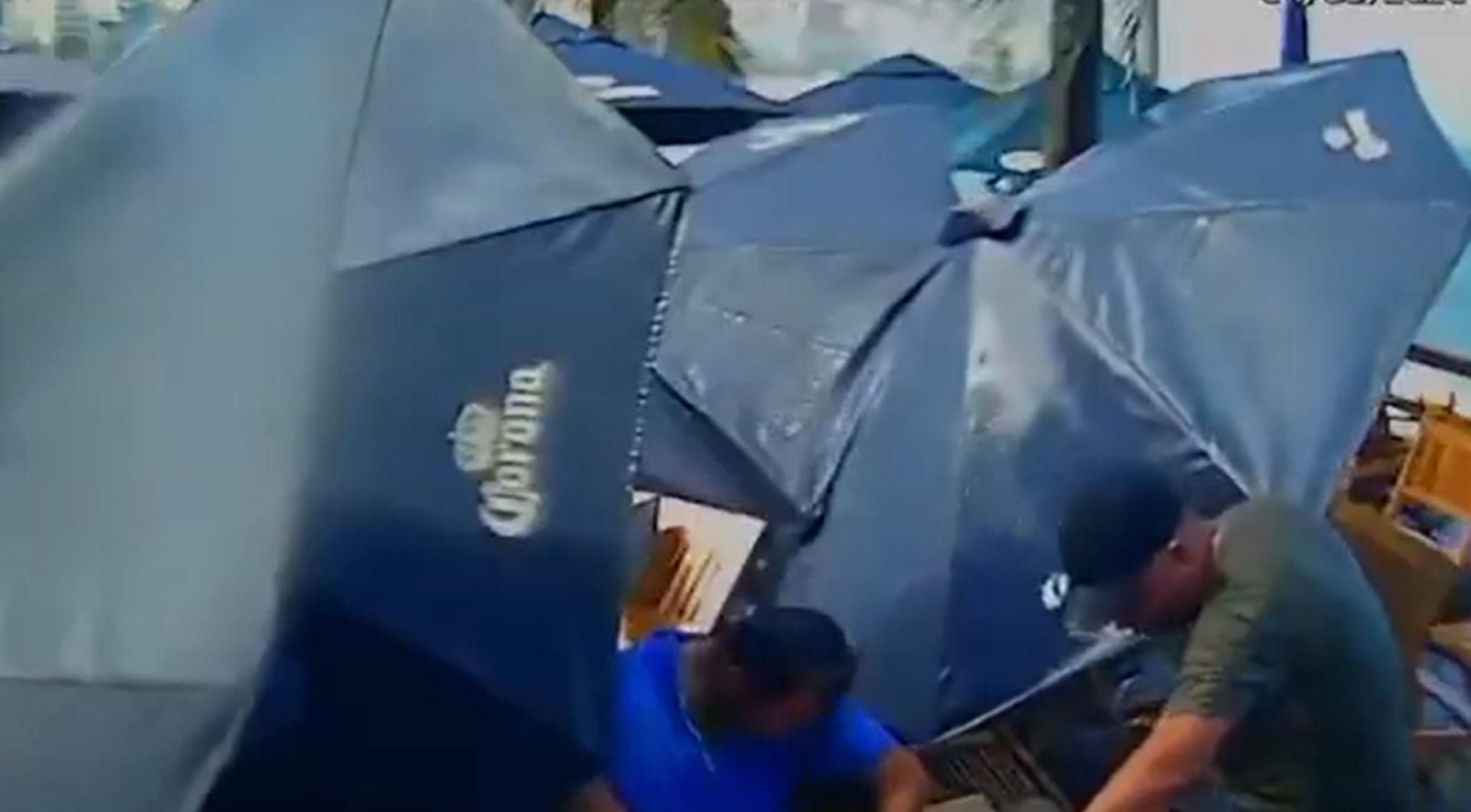 Vídeo: ressaca invade quiosque no Leblon e assusta frequentadores