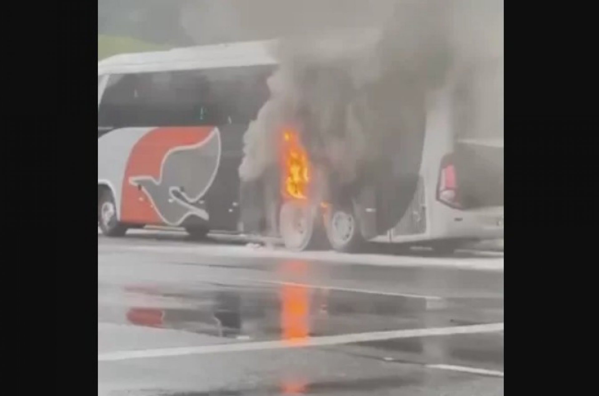 Ônibus pega fogo na Via Lagos e mobiliza equipes de emergência