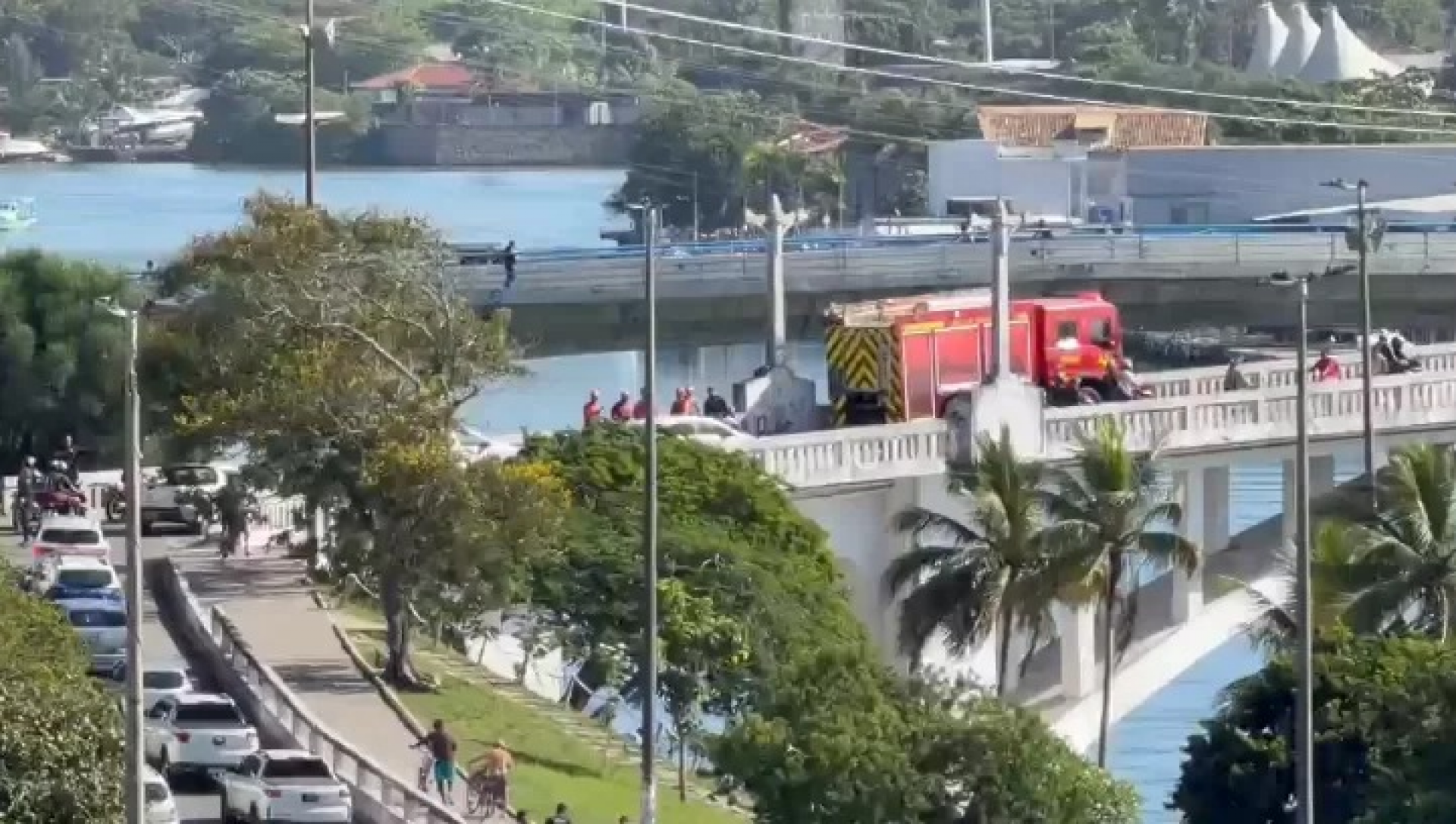 Motociclista fica ferido após queda na Ponte Feliciano Sodré, em Cabo Frio