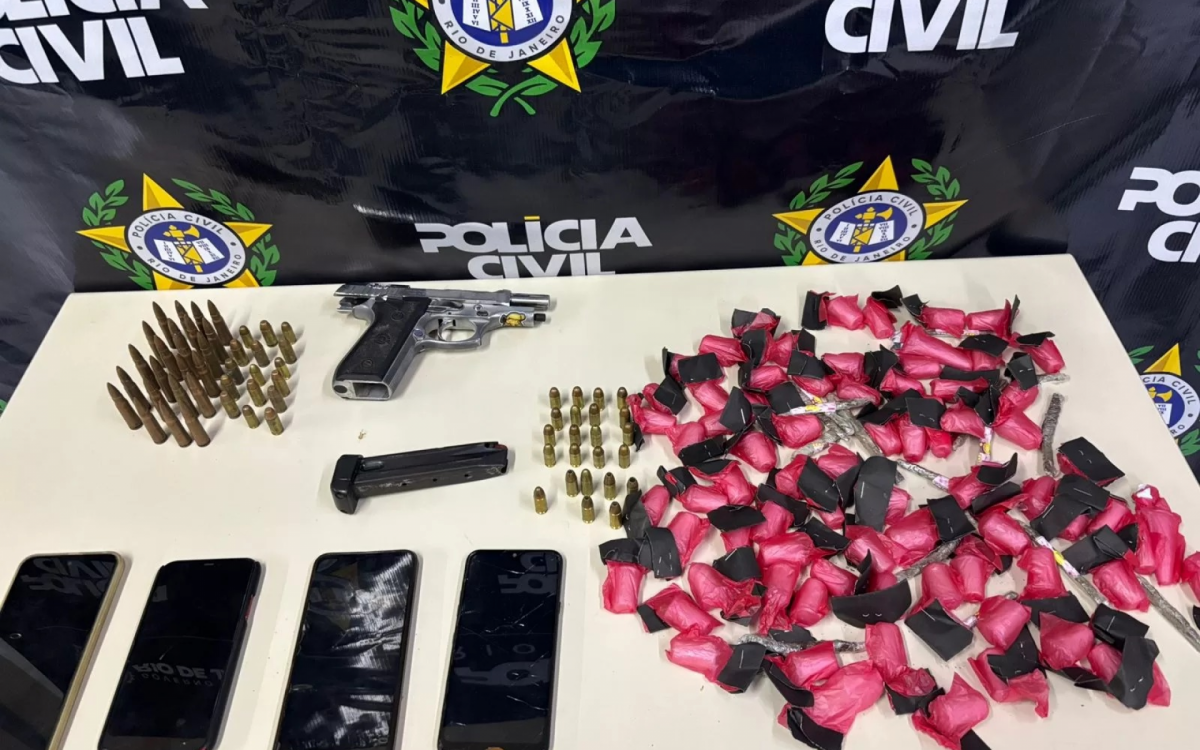 De acordo com a Polícia Civil, a equipe seguiu em viatura descaracterizada até o local e identificou movimentação considerada típica de comercialização de entorpecentes.