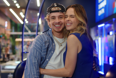 Ana Paula Renault e Juliano Floss estrelam campanha de Dia das Mães inspirada em meme do 'BBB 26'