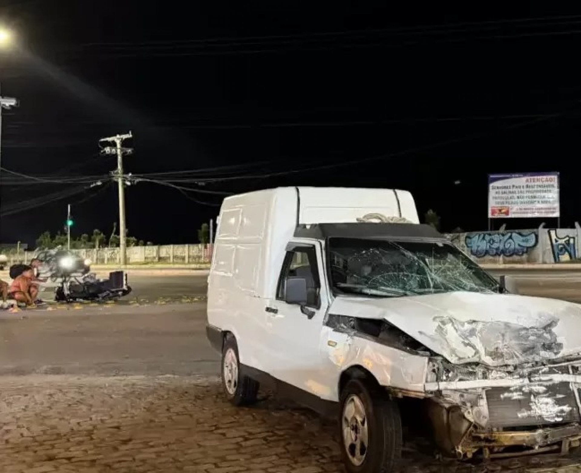 Motociclista fica ferido após colisão com utilitário em Cabo Frio