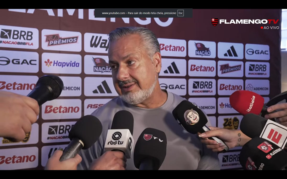 Diretor de futebol do Flamengo, José Boto dá entrevista coletiva na chegada a Porto Alegre