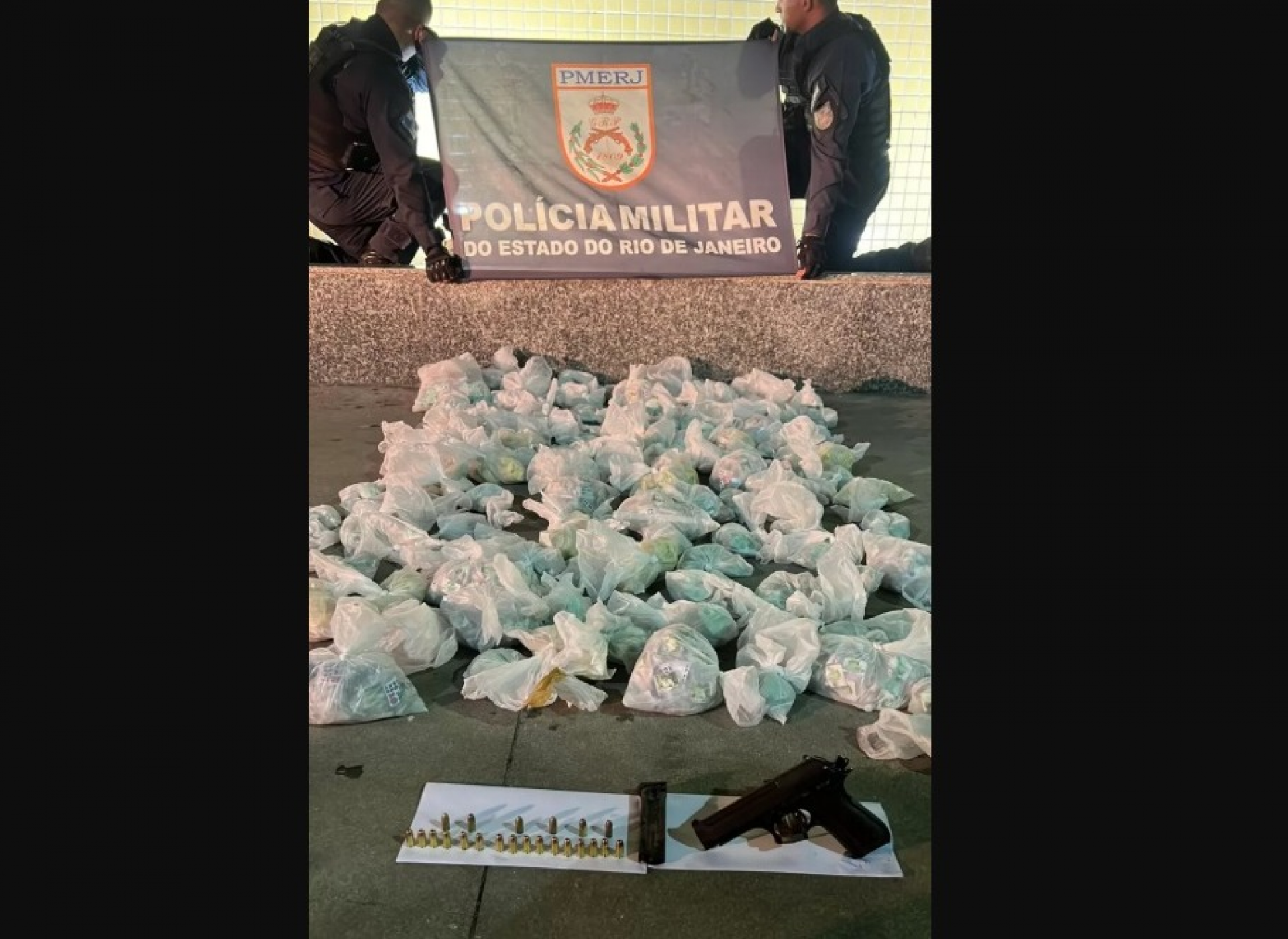 Polícia encontra depósito do tráfico com crack, cocaína e pistola em Cabo Frio